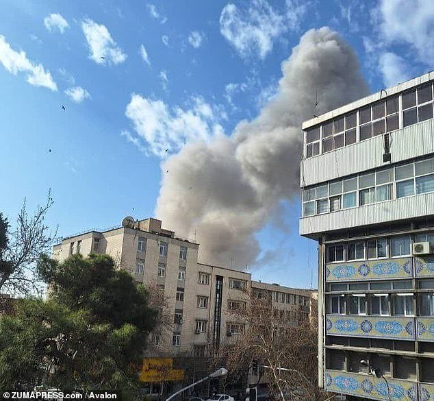 इराणच्या आतून बाहेर आलेले स्फोटक संदेश रागाच्या भरात राजवटीला अप्रूप बनवतील… परंतु नवीन व्हिडिओ अधिक उदास चित्र रंगवतात: एलेना शिराझी