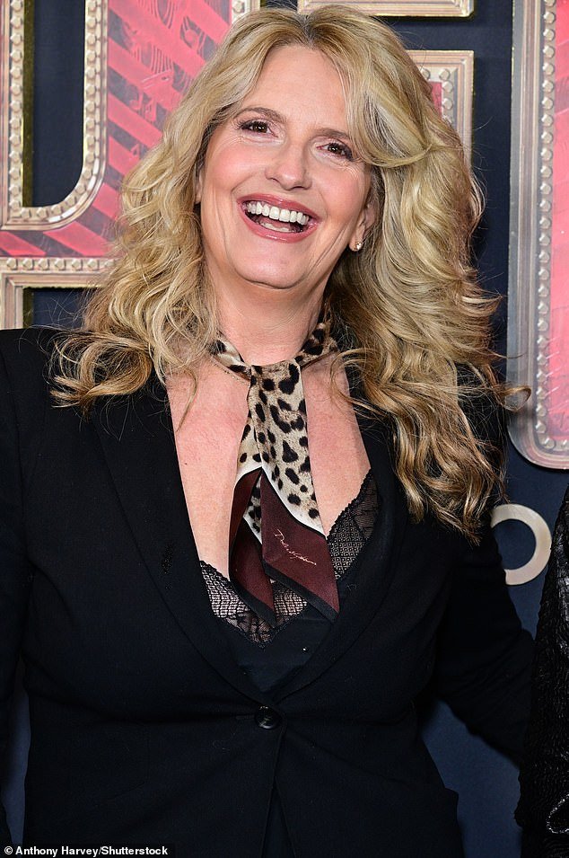 त्या वयोगटातील बेरोजगारी विक्रमी उच्चांक गाठल्याने पेनी लँकेस्टरने 50 पेक्षा जास्त वयोगटातील लोकांना नोकरीच्या भंगारातून वाचवण्याच्या मोहिमेला पाठिंबा दिला