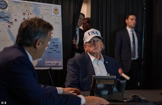 ट्रम्पच्या मार-ए-लागो सिच्युएशन रूममधील नाट्यमय प्रथम फोटोंमध्ये अमेरिकेने इराणवर ब्लिट्झ सुरू केल्यावर अध्यक्ष रुबिओ आणि आइस मेडेन यांच्या बाजूने दिसत आहेत.