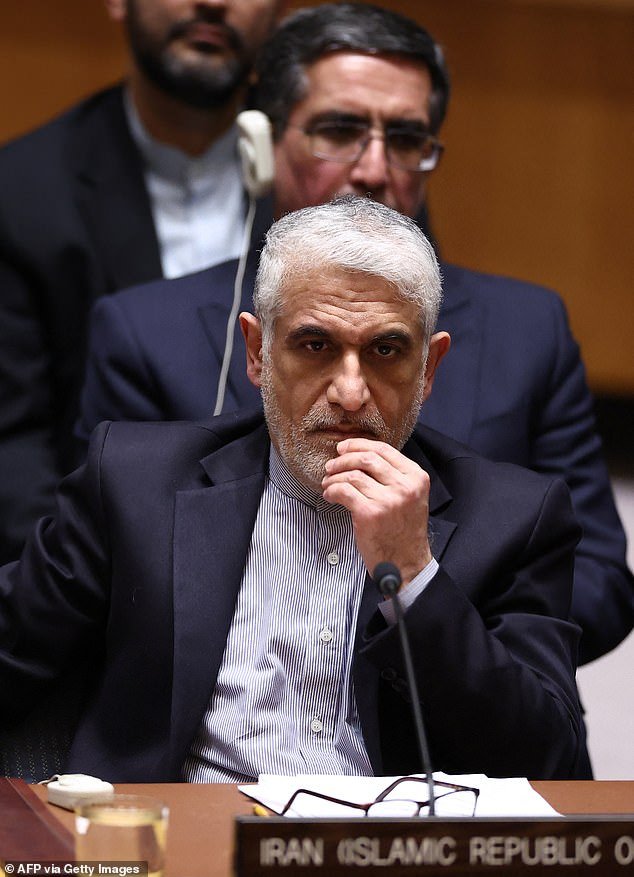 संयुक्त राष्ट्र सुरक्षा परिषदेच्या आपत्कालीन बैठकीत त्यांच्या प्रतिनिधींमधील तणावपूर्ण स्थितीत अमेरिकेसाठी ‘फक्त एक शब्द’ असल्याचे इराणचे म्हणणे आहे.