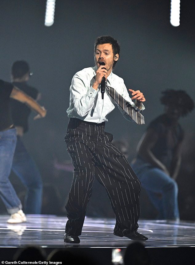 BRIT अवॉर्ड्स 2026 मधील सर्व व्हायरल क्षण: हॅरी स्टाइल्सच्या स्टेजवर परतण्यापासून ते जॅक व्हाईटहॉलचे वादग्रस्त विनोद आणि नोएल गॅलाघरचा लियामचा संदर्भ