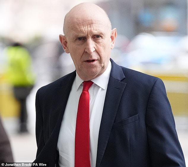 सायप्रसवर क्षेपणास्त्रे डागली आणि डोनाल्ड ट्रम्प हल्ल्यानंतर इराणवर ‘हल्ला’ करत असताना बहरीनमधील ब्रिटीश सैन्याने ‘थोडेसे चुकले’ – तर यूके दहशतवादी धोक्याची पातळी ‘पुनरावलोकनाखाली’