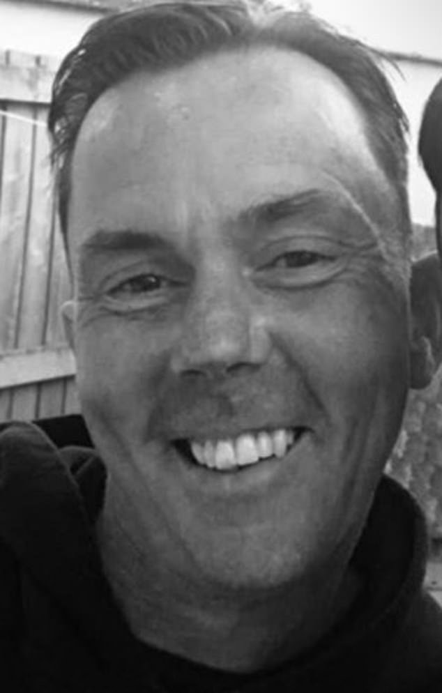 शहराच्या मध्यभागी पाण्यातून ओढून मरण पावलेल्या ‘प्रेमळ’ माणसाला वाहिली श्रद्धांजली – तर 30 वर्षीय महिलेला अटक