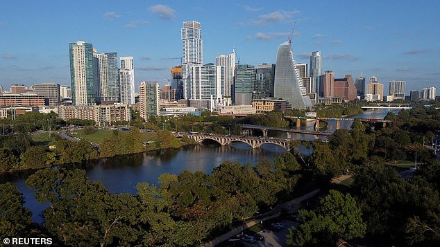 टेक्सासमध्ये एका बंदुकधारीने बारमध्ये केलेल्या गोळीबारात किमान तीन जण ठार तर १७ जण जखमी झाले.