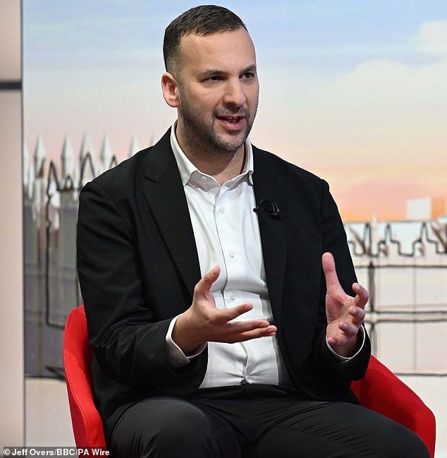 ग्रीन्सचे नेते पोलान्स्की म्हणतात की ब्रिटनने ट्रम्पच्या इराणवरील ‘बेकायदेशीर आणि बेकायदेशीर’ हल्ल्याचा निषेध केला नाही हे ‘पूर्णपणे लाजिरवाणे’ आहे आणि ब्रिटनने अमेरिकेशी संबंध तोडले पाहिजेत असे म्हटले आहे.