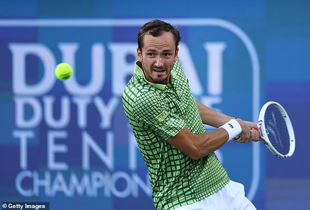 दुबईमध्ये अडकलेल्या टेनिस स्टार्सना स्पर्धा आयोजकांनी अतिरिक्त आश्रय दिला आहे कारण ते इराणच्या क्षेपणास्त्र हल्ल्यांमधून सुटण्याचा प्रयत्न करत आहेत.