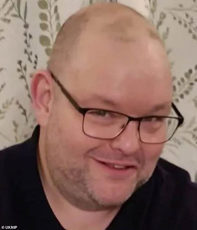 शॉपिंग सेंटरमध्ये ‘सौम्य राक्षस’ सुरक्षा रक्षकाची भोसकून हत्या केल्यानंतर 50 वर्षीय व्यक्तीला अटक करण्यात आली आहे.