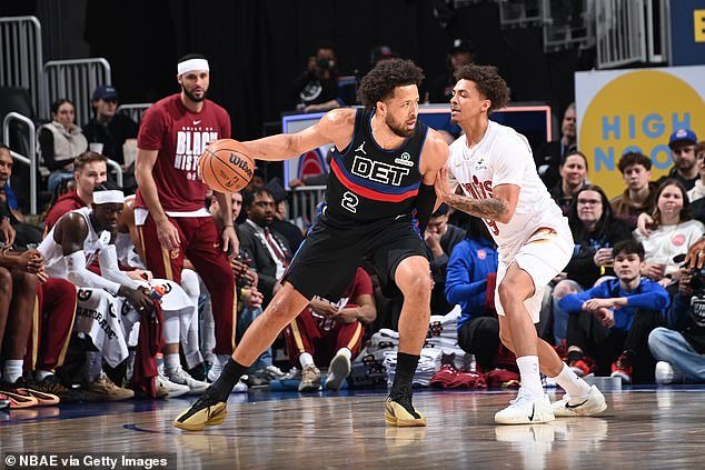 एनबीए गेमला दीर्घ विलंबाने फटका बसला कारण विचित्र हॉर्न ग्लिचमुळे खेळाडू त्यांचे कान झाकतात