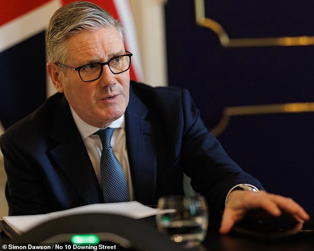 गॉर्टन आणि डेंटन पोटनिवडणुकीत झालेल्या पराभवाच्या पार्श्वभूमीवर केयर स्टाररची पोलमध्ये लोकप्रियता कमी झाली आहे – अर्ध्या मजूर मतदारांनी ग्रीन्सकडे जाण्याचा विचार केला आहे