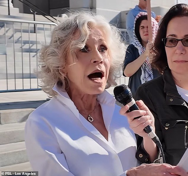 जेन फोंडा यांनी इराणवर हल्ला केल्यावर “दुःखी आणि व्यथित” डोनाल्ड ट्रम्प यांच्यावर टीका केल्याबद्दल “हनोई” ची निंदा केली.