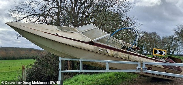 माशी टिपर संपूर्ण स्पीडबोट समुद्रात 50 मैलांपेक्षा जास्त अंतरावर असलेल्या एका सुंदर ग्रामीण भागात फेकून देतात.