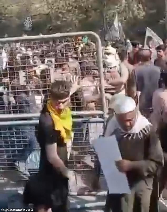 अयातुल्लाच्या मृत्यूच्या पार्श्वभूमीवर इराण समर्थक निदर्शकांनी मध्यपूर्वेतील अमेरिकन दूतावासांवर हल्ला केला