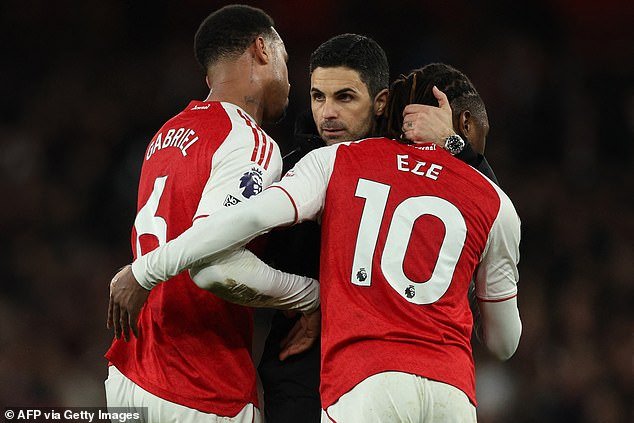 आर्सेनलला मॅन सिटीचा श्वास त्यांच्या मानेवर जाणवू शकतो… पण निर्दयी शेवटच्या क्षणी टिकून राहण्यासाठी आणि चेल्सीला हरवण्याकरता त्यांची मज्जा रोखली, ऑलिव्हर होल्ट लिहितात