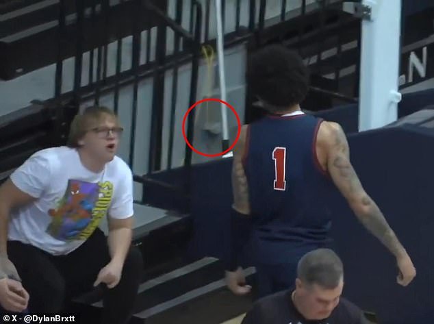 कॉलेजच्या बास्केटबॉल स्टारला खेळादरम्यान विरोध करणाऱ्या चाहत्याशी असभ्य वर्तन केल्याबद्दल त्याच्याच संघाने निलंबित केले