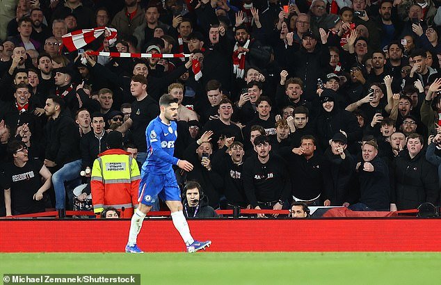 आर्सेनल येथे नवव्या लाल कार्डानंतर चेल्सीचे चाहते मूर्ख आत्म-तोडखोरीमुळे आजारी आहेत – पुन्हा महागडे ठरले – पेड्रो नेटोने फटकेबाजी केली यात आश्चर्य नाही, कीरन गिल लिहितात