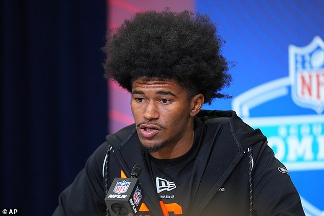 कॉम्बाइनमध्ये पत्रकारांशी बोलण्यासाठी चाहत्यांनी एनएफएल-बाउंड केसी कॉन्सेप्सियनची प्रशंसा केली