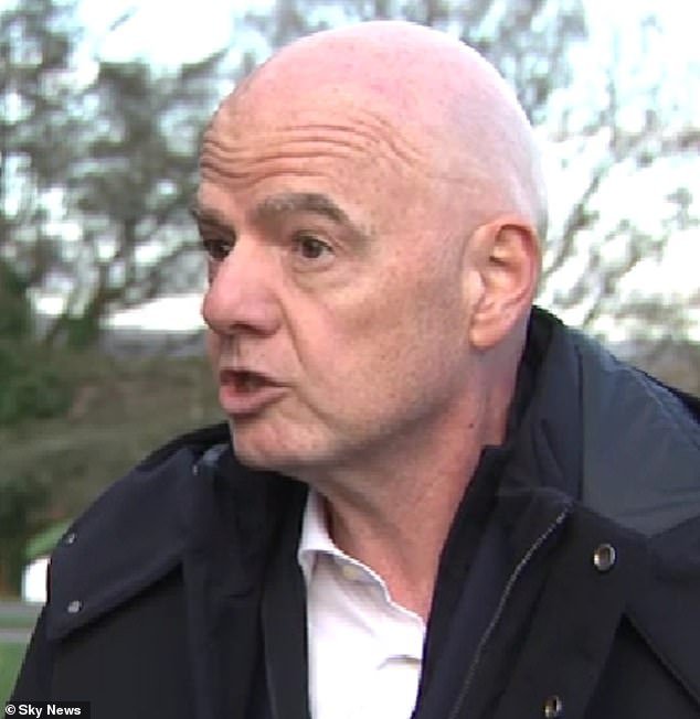 फिफाचे अध्यक्ष विनिशियस ज्युनियर यांनी वर्णद्वेषाच्या वादानंतर चेहरा झाकणाऱ्या फुटबॉलपटूंना बाहेर काढण्याचे आवाहन केले आहे.