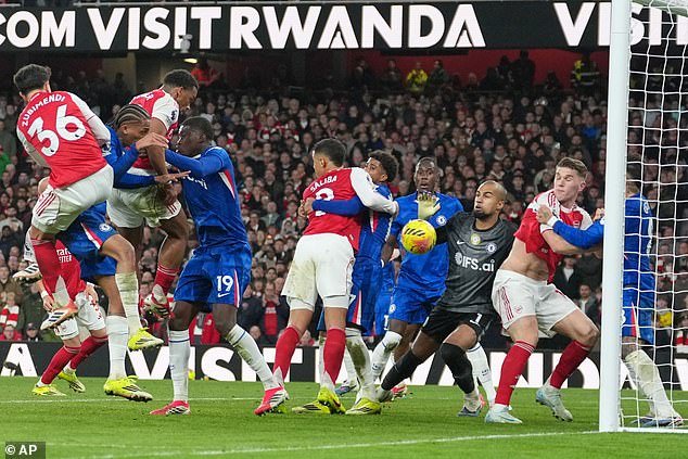 इसान खान: आर्सेनल चेल्सी विरुद्धचा तिरस्कारपूर्ण सामना जिंकण्यासाठी अमिरातींच्या गर्दीच्या वर चढला