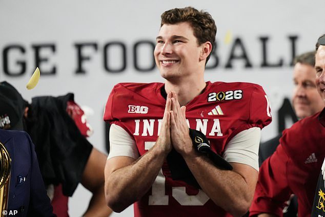 लास वेगास रायडर्स सूचित करतात की ते फर्नांडो मेंडोझाला थंड करत आहेत कारण प्रतिस्पर्धी संघ क्रमांक 1 मसुदा निवडीसाठी व्यापारावर चर्चा करतात