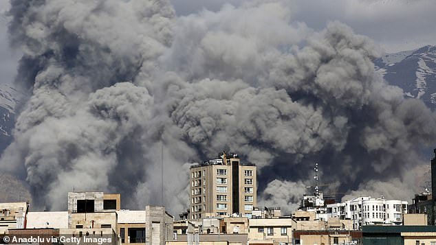 यूकेने आखाती राज्यांमध्ये अडकलेल्या ब्रिटनसाठी बचाव योजना सेट केली: पंतप्रधानांनी अमेरिकेला इराणवर हल्ले करण्यासाठी ब्रिटीश तळ वापरण्याची परवानगी दिली कारण मंत्री सौदी अरेबियामध्ये मोठ्या प्रमाणात बाहेर काढण्याची तयारी करतात