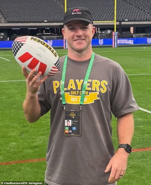 लास वेगासला जाणाऱ्या फ्लाइटमध्ये फूटी ग्रेट का कोसळला त्याच्याच क्लबच्या चाहत्यांनी आग लावली