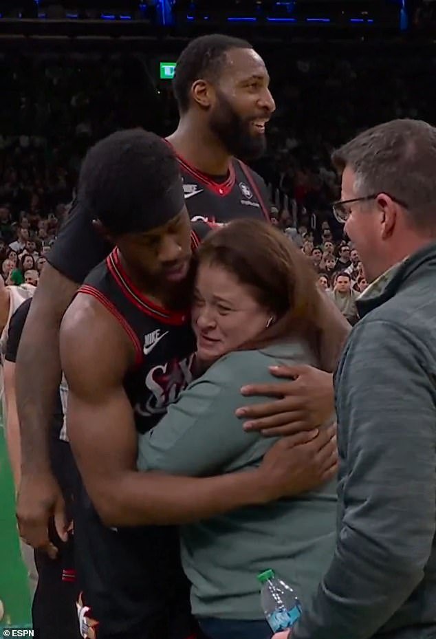 धक्कादायक क्षण 76ers Rookie VJ Edgecombe चुकून महिला सेल्टिक्स फॅनच्या चेहऱ्यावर लाथ मारतो