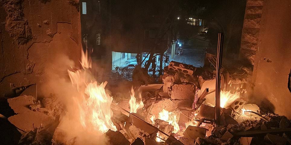 इराणने ट्रम्पचा अल्टिमेटम नाकारला आणि नवीन हल्ले सुरू केले कारण कुवेतवर F-15 लढाऊ विमान कोसळले आणि दुबई, दोहा आणि सायप्रसमध्ये स्फोट झाले – थेट अद्यतने