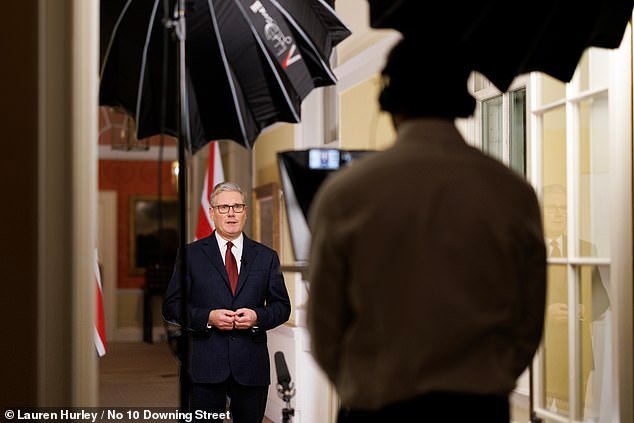 ‘कमकुवत’ स्टाररला कामगार पतनाचा सामना करावा लागतो आणि ‘स्विच’ नंतर ट्रम्पला ब्रिटिश लष्करी तळांवरून इराणवर ‘बचावात्मक’ हल्ले करण्यास परवानगी देण्यासाठी कॉमन्समध्ये मतदानाची मागणी केली जाते.