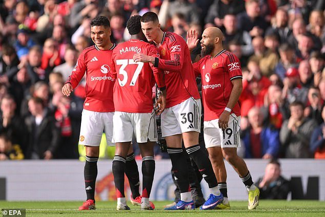 गॅरी नेव्हिलने ‘असुरक्षित’ बाजूचे नाव दिले जी प्रीमियर लीगच्या टॉप-फाइव्ह लढतीत चॅम्पियन्स लीगमधून बाद होईल