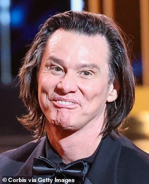 जिम कॅरीने त्याच्या ‘अज्ञात’ देखाव्यानंतर त्याचे मौन तोडले की तो ‘क्लोन’ होता असा जंगली सिद्धांत निर्माण झाला – सीझर अवॉर्ड्समध्ये त्याच्या वेळेबद्दल अधिक तपशील समोर आल्याने