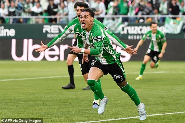 माजी मॅन युनायटेडचा अँथनीचा स्कोअर फ्लॉप झाला पण नंतर क्रोधित रिअल बेटिसच्या चाहत्यांशी संघर्ष झाला कारण त्यांनी सेव्हिलाला २-० अशी आघाडी मिळवून दिली