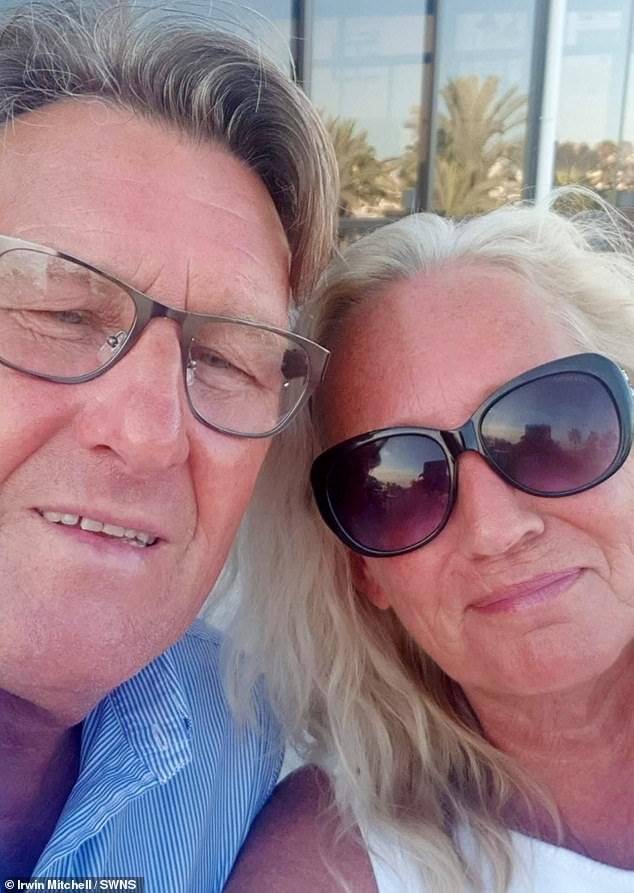 बार्बाडोसमध्ये सुट्टीवर असताना हॉटेलच्या ग्रॅनाइट वर्कटॉपने तिचा पाय चिरडल्याने ब्रिटिश आई, 66, लीजिओनेयर्स आजाराने जवळजवळ मरण पावली.