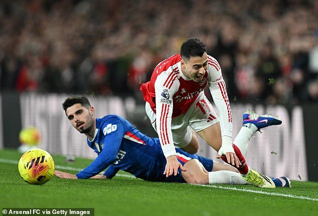 चेल्सीची संपूर्ण संस्कृती त्यांचा अहंकार आणि अनुशासनहीनता वाढवते. ते वर्णद्वेषी गाणे गाणाऱ्या खेळाडूला आर्मबँड देतात आणि त्यांच्या मध्यभागी त्याच्या लायसन्सवर 50 गुण आहेत… हक्कदार स्ट्रटरच्या या शॉवरला इतके लाल कार्ड मिळाले यात आश्चर्य नाही.