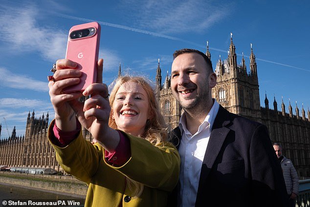 मध्य पूर्व आणि युनायटेड किंगडममधील लष्करी तळांवर क्षेपणास्त्रे आणि ड्रोन पडतात म्हणून… ग्रीन लीडर पोलान्स्की यांनी स्टाररला इराणच्या शस्त्रास्त्रांपासून मुक्त होण्यासाठी युनायटेड स्टेट्सला सहकार्य करणे थांबविण्याचे आवाहन केले