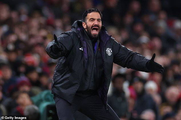 रुबेन अमोरीमच्या शिबिराने मॅन युनायटेडच्या हकालपट्टीवर त्यांचे मौन तोडले – सहाय्यक पिन खेळाडूंना ‘कल्पना अंमलात आणत नाही’ म्हणून दोष देतात