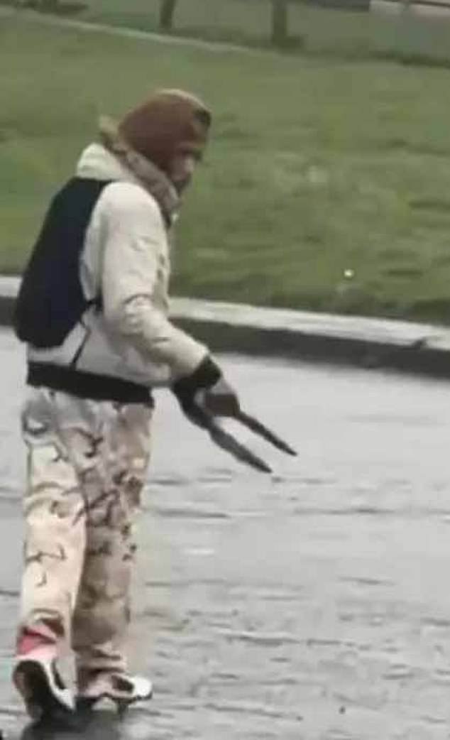 एडिनबर्ग शेजारच्या परिसरात दोन शस्त्रांसह चाकू घेऊन फिरताना दिसल्यानंतर दोन लोकांना रुग्णालयात नेण्यात आले आहे.