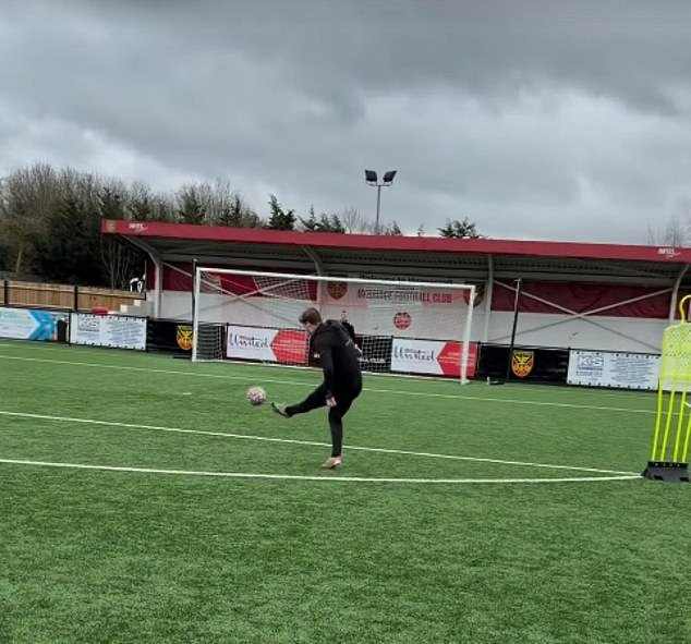 चेल्सीवरील डोपिंग बंदीबद्दल मौन असताना मायखाइलो मुड्रिच आश्चर्यचकित क्लबमध्ये प्रशिक्षणावर परतला