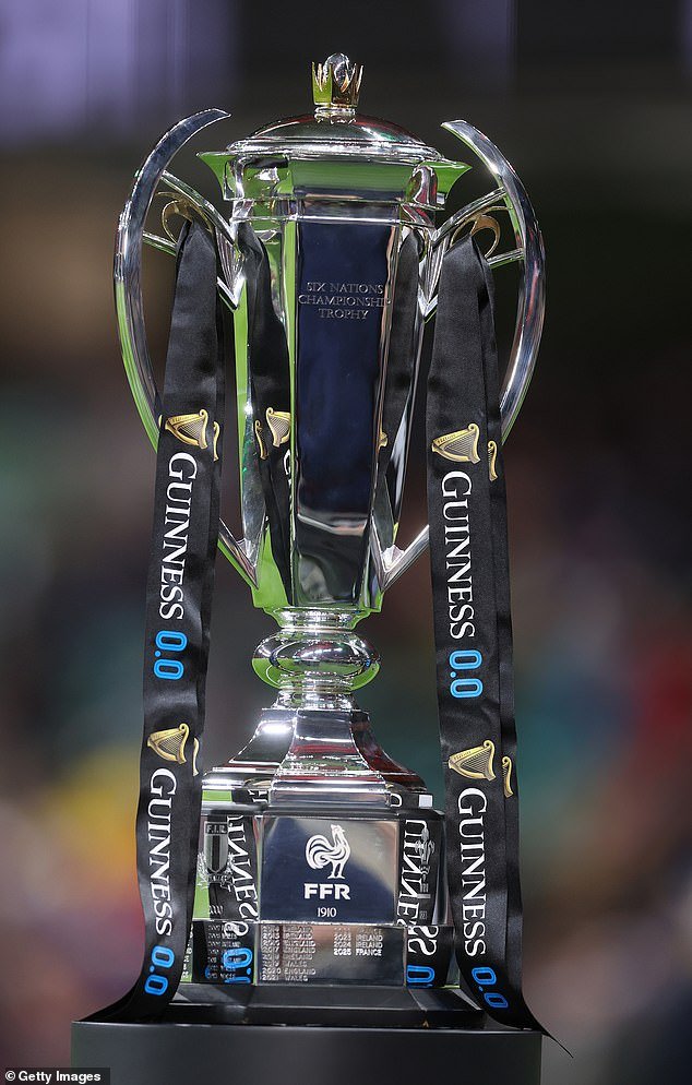 सिक्स नेशन्स ट्रॉफी घेऊन जाणारी व्हॅन आगीत नष्ट झाली