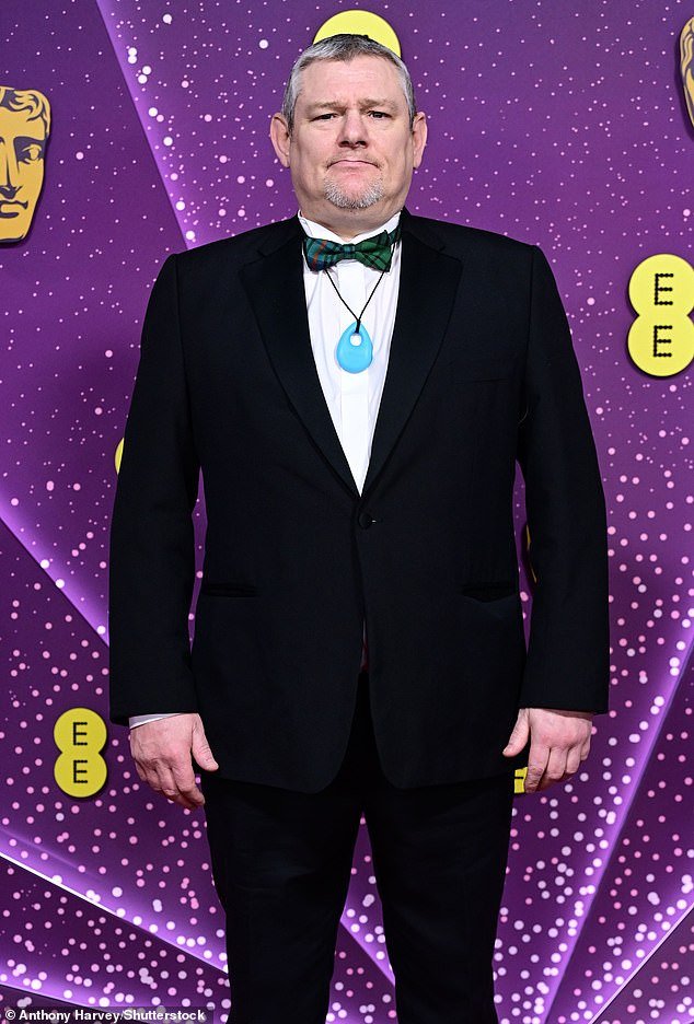 जॉन डेव्हिडसनने BAFTA मध्ये त्यानंतरच्या टॉरेटच्या उद्रेकामुळे ‘दुखापत, अस्वस्थ आणि गैरसमज’ झाल्याबद्दल माफी मागितली.