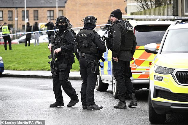 एडिनबर्गमध्ये शाळा आणि कौन्सिल इमारती बंद असलेल्या कथित चाकूच्या घटनेनंतर दोन जण जखमी झाले आहेत