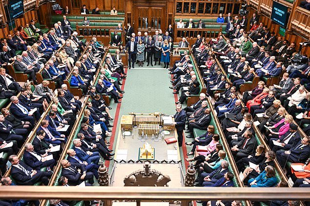 खासदारांना एप्रिलमध्ये 5% पगारवाढ मिळेल – एनएचएस कर्मचाऱ्यांपेक्षा जास्त – वॉचडॉगने 2029 पर्यंत त्यांना £110,000 मिळावेत असे म्हटले आहे.