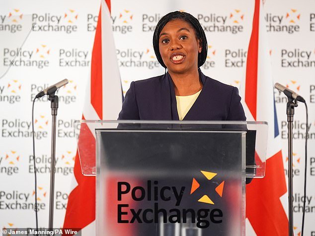 अण्वस्त्रे विकसित करण्याची परवानगी दिल्यास इराण ब्रिटनवर अण्वस्त्रे घेऊन बॉम्बस्फोट करेल, अमेरिकेच्या लष्करी कारवाईच्या टीकाकारांवर हल्ला करताना बडेनोच म्हणतात