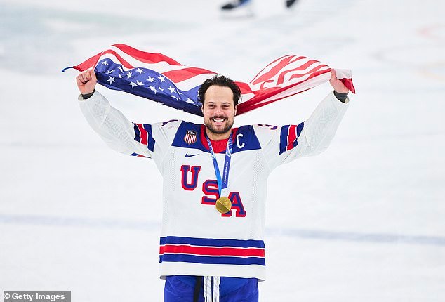 हिवाळी ऑलिंपिक फायनलमध्ये टीम यूएसए हॉकी स्टारला कॅनेडियन चाहत्यांनी उभे राहून जल्लोष केला.