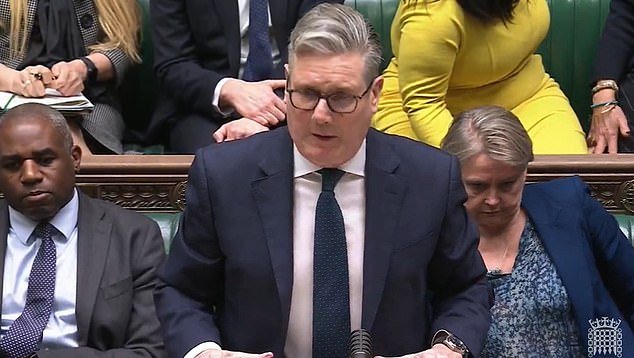 स्टारमर म्हणतात की अध्यक्षांनी फटकारल्यानंतरही ट्रम्पच्या इराणवरील हल्ल्यांना नकार देण्याच्या निर्णयावर तो ‘उभे आहे’… कारण टोरीजने त्यांच्यावर ‘निष्ठा मध्य पूर्वेतील’ मतदारांना पेंडरिंग केल्याचा आरोप केला आहे.