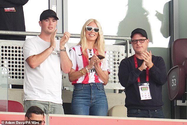 सुपरमॉडेल क्लॉडिया शिफरच्या फिल्ममेकर पतीने ब्रेंटफोर्डमधील भागभांडवल दुप्पट करून उच्च-उड्डाण करणाऱ्या प्रीमियर लीग क्लबला मोठा परिणाम दिला