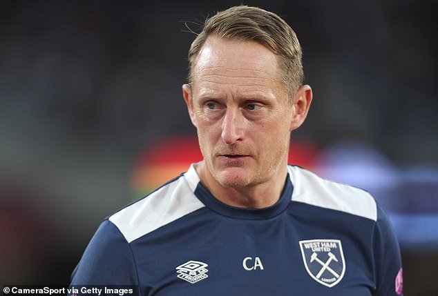 चेल्सीने माजी लीड्स आणि ब्राइटन स्टारला लियाम रोसेनियरच्या बॅकरूम स्टाफमध्ये जोडले आहे कारण प्रशिक्षक शस्त्रक्रियेतून बरे झाले आहेत.