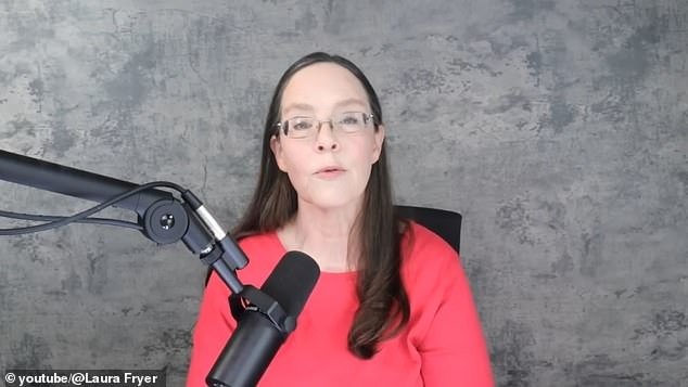 Xbox एक्झिक्युटिव्हने सांगितले की वर्क कॉन्फरन्स दरम्यान तिच्या हॉटेल रूमच्या सहकाऱ्याने तिला ऑफर केलेला बाथरोब घालण्यास नकार दिल्यानंतर तिला काढून टाकण्यात आले.