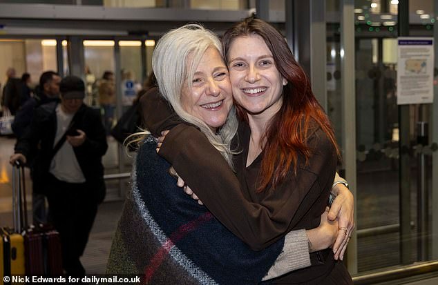 प्रथम मध्य पूर्व निर्वासन उड्डाण यूकेमध्ये उतरले: हिथ्रो येथे उतरल्यानंतर आराम मिळालेल्या ब्रिटनने प्रियजनांना मिठी मारली – आणि शेवटच्या ‘भयानक’ दिवसांबद्दल बोला