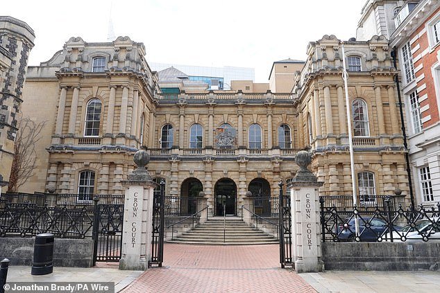 एका ५४ वर्षीय पुरुषावर बलात्काराचा आरोप आहे आणि वेगवेगळ्या महिलांविरुद्ध लैंगिक गुन्ह्यांची मालिका तो “डेटिंग साइटद्वारे भेटला”