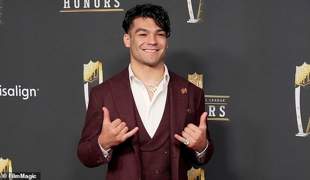 NFL स्टार पुक्का नाकुया ज्याने सिडनी स्वीनीला डेट करण्याचा प्रयत्न केला तो नवीन प्रेमाची आवड भेटताना पुढे जात असल्याचे दिसते